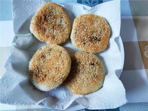 饼煎得两面焦黄后，就可以了，怕油多可以用厨房纸吸一下油，不那么烫了就可以吃了。