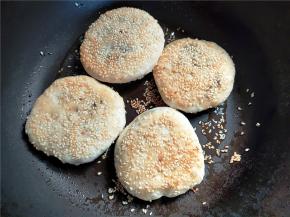 一面有点微黄，就翻一面，不要长时间一直煎一面容易糊。直到两面都煎得焦黄，中间会鼓起来，用锅铲轻轻压一下，再翻几次面。