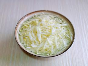 土豆用器具插丝，冷水反复冲洗两遍，刀功好切也可以哈。