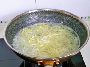 焯水：水烧开后，下土豆丝，大火煮断生。(时间可以根据自己的口感来决定，喜欢吃软一点的，焯水时间长一点，喜欢吃脆一点的，时间短一点)