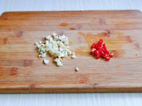 大蒜去皮切碎，辣椒洗干净切段。