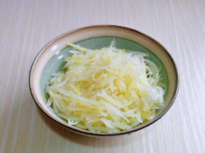 焯水的土豆丝，冷水冲洗，晾凉，淋干水分。