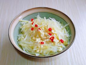 加入切好的蒜与辣椒。