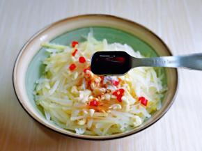 加入一勺生抽。