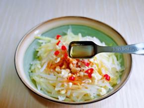 再加入一勺米醋。