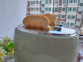 吐司放入多士炉调到2档。