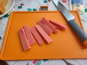 香肠切薄片，也可选用火腿片或者午餐肉。