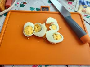 熟鸡蛋也切片备用。