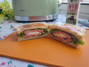 用锋利的刀对半切开。