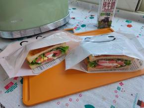 我们的快手三明治就做好了，可以即食，也可打包带走，非常方便好吃的哟。