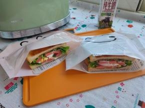 我们的快手三明治就做好了，可以即食，也可打包带走，非常方便好吃的哟。