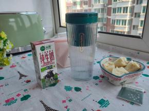 准备好乐荷有机牛奶跟香蕉，一点的可以一根，太大的话，半根即可，香蕉去皮切小块。