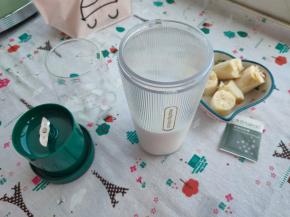 把有机牛奶直接倒入果汁杯。