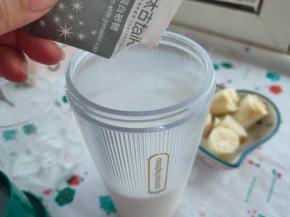 喜欢甜甜的可以加一点点细砂糖或者蜂蜜，不喜可不加。