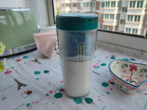 扭紧盖子，按下开关。