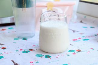 一杯能量满满又健康好喝的香蕉奶昔就做好了。