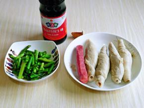 准备食材，芦笋洗干净，切小段。