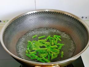 锅中加入水烧开，下芦笋，大火焯水30秒，捞出过凉水，再淋干水分备用。