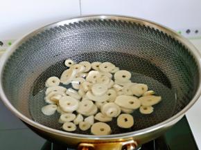 素鸡焯水，冷水下锅，大火烧开煮1分钟捞出淋干水分。