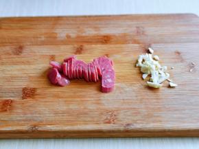 香肠切片，大蒜去皮切碎。