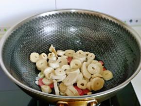 加入焯水的素鸡翻炒。