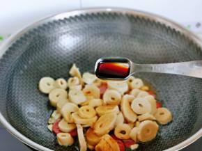 加入一勺生抽。