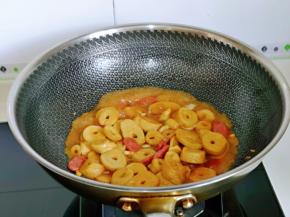 加你汤勺纯净水将香肠与素鸡烧熟。