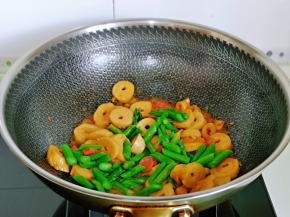 最后加入焯水的芦笋快速蛋炒面30秒出锅。