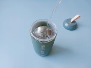 加入开水到酸奶杯里面清洗一下可以消毒，盖子也一样用热水消毒冲洗。