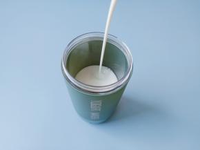 酸奶杯加入一半的纯牛奶。