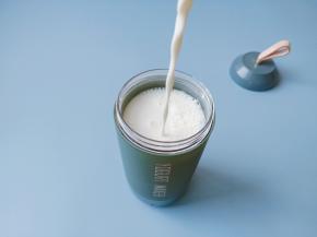 再加入剩余的纯牛奶，加入白砂糖【白砂糖根据个人口味来加】