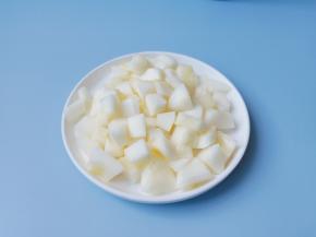 香瓜削皮切小丁。