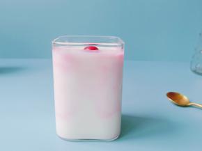 每时每刻笼罩在电磁辐射中的上班族来说，在饭后2小时左右喝一杯酸奶，对健康非常有益。