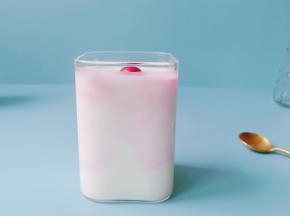 每时每刻笼罩在电磁辐射中的上班族来说，在饭后2小时左右喝一杯酸奶，对健康非常有益。