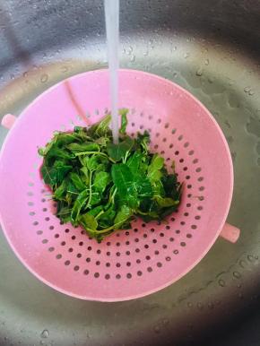 过冷水，挤干水份备用！