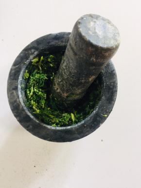 放入捣蒜器中，加少许盐，充分捣出香椿的香味！