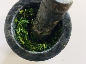 放入捣蒜器中，加少许盐，充分捣出香椿的香味！