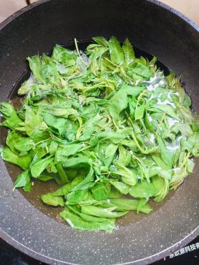 水开放入香椿焯烫30秒，捞出！