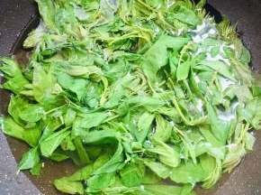 水开放入香椿焯烫30秒，捞出！
