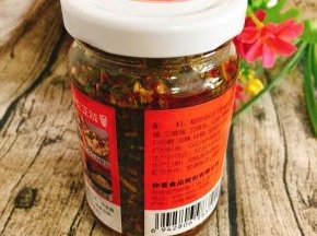 晾至温热，装入玻璃瓶中，密封好，放在冰箱冷藏保存，随时都能吃到新鲜香椿的味道！