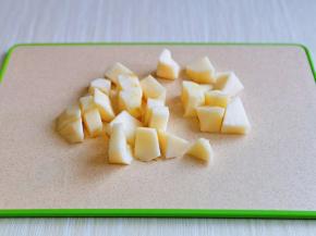 苹果去皮洗干净，再切切小块，我用了半个苹果，量可以根据个人胃口增加。