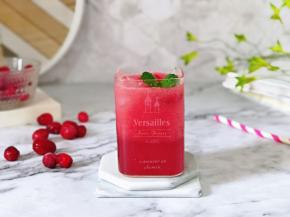 倒入杯中，加入冰块，薄荷叶。