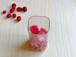 再加入蔓越莓果汁冰块。