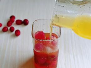 倒入百香果汽水。