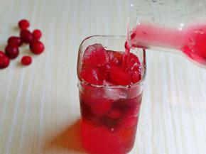 再倒入蔓越莓果汁。