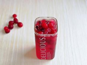 最后加入蔓越莓干，点缀两颗新鲜蔓越莓。