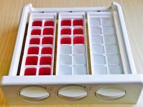 首先我们一定要提前把冰块冻上哈，把蔓越莓果汁倒入冰格中，放回冰箱冷冻室，结成冰块即可。