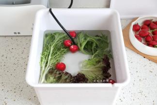 我用优食净食机的活氧功能清洗，大约10分钟就能把食材清洗干净。要是用纯净水清洗，建议加入适量的食盐进行浸泡，一般清洗3-4次为佳。