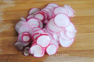 清洗好的蔬菜取出来撕成小朵，樱桃萝卜切成薄片。