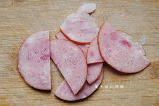 火腿切薄片，我用的是即食火腿片，碳烤口味的，要是半生熟的，就需要煎一煎再拌入沙拉里面哦。
